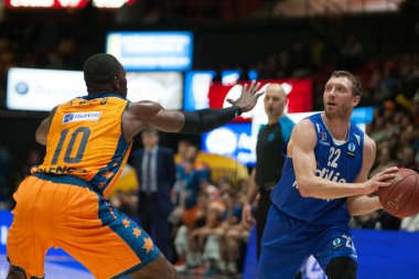 Marius Runkauskas bir top ve Romain Sato
