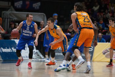 Marius Runkauskas (L) bir top ile eylem