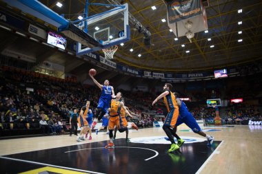 Marius Runkauskas (L) bir top ile eylem
