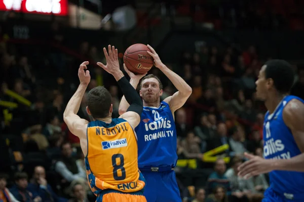 Marius Runkauskas com uma bola e Nemanja Nedovic — Fotografia de Stock