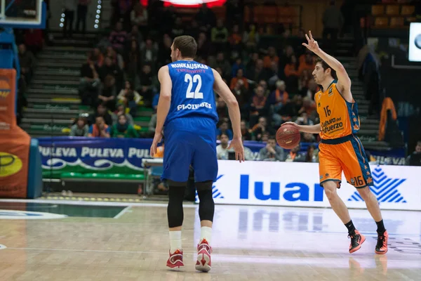 Guillem Vives con una pelota y Marius Runkauskas —  Fotos de Stock