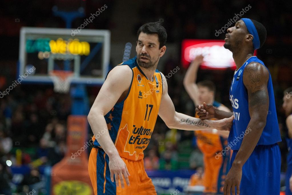Rafa Martinez (L) И Alhaji Mohammed (R) Во Время Игры – Стоковое.