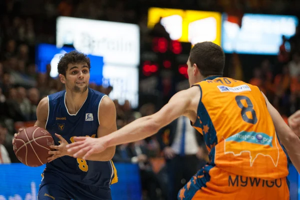 Raulzinho Neto con una palla e Nedovic — Foto Stock