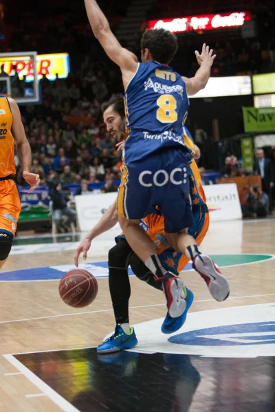 Pau Ribas mit Ball und Neto — Stockfoto