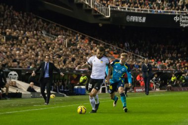 Otamendi (L) bir top ve Deulofeu (R ile eylem)