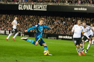 Deulofeu (L) bir top ile eylem