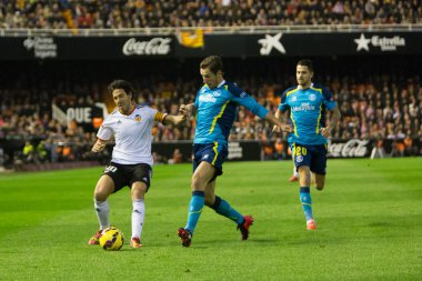 Daniel Parejo (L) bir top ile eylem