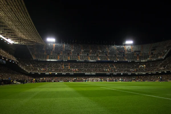 Panorama van het stadion vol met toeschouwers en spelers — Stockfoto