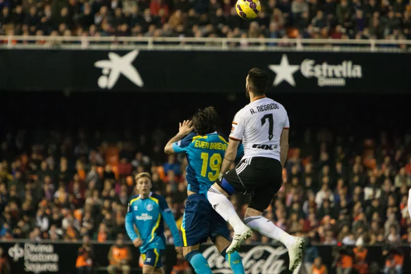 Ever Banega and Negredo jumping for the ball — Stock Photo, Image