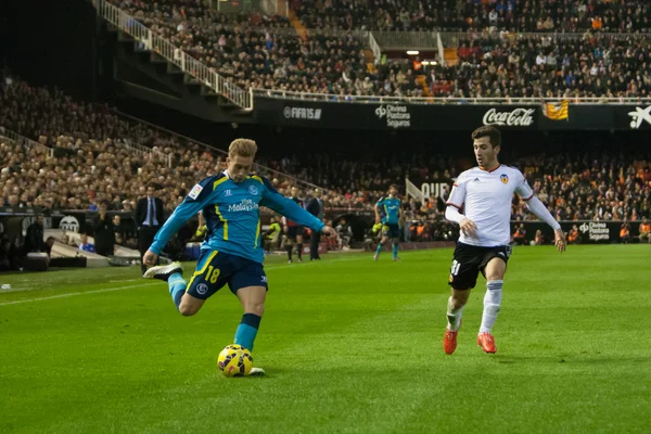 Deulofeu (L) em ação com uma bola — Fotografia de Stock