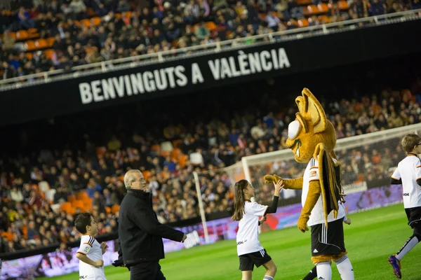 Mascotte di squadra sul campo con bambini — Foto Stock