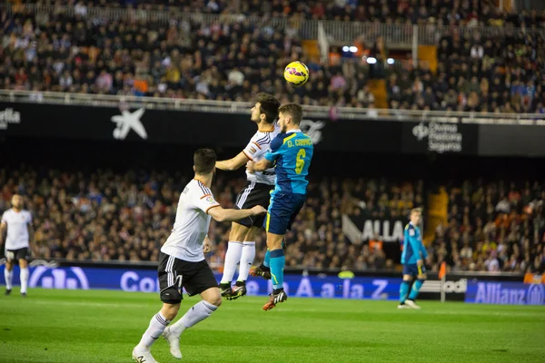 Carrico av Sevilla hoppning för bollen och Negredo (L) — Stockfoto