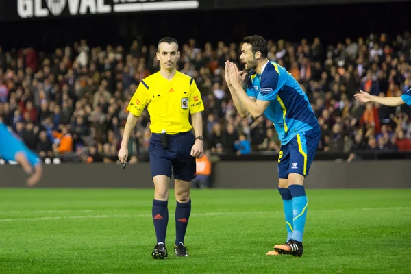 Iborra (R) and referee Jaime Latre — Stock Photo, Image