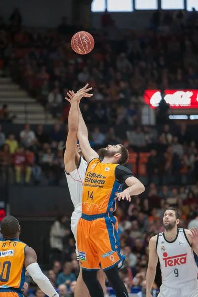 Dubljevic (R) a Bourousis bojuje o míč — Stock fotografie