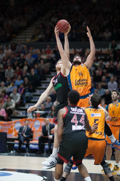 John Bryant (L) e Bojan Dubljevic (R) in azione — Foto Stock