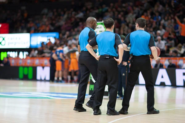 Árbitros durante el partido Eurocup — Foto de Stock