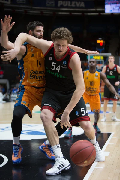 John Bryant (R) with a ball and Bojan Dubljevic (L) — Stock Photo, Image