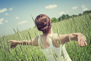 genç kadın bir çayır rahatlatıcı