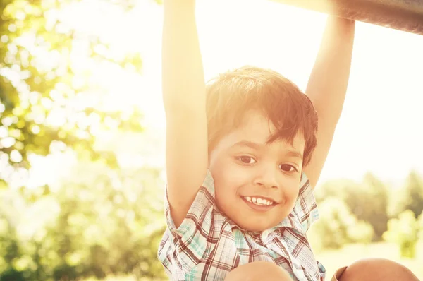 Porträt eines kleinen indischen Jungen im Freien Stockfoto