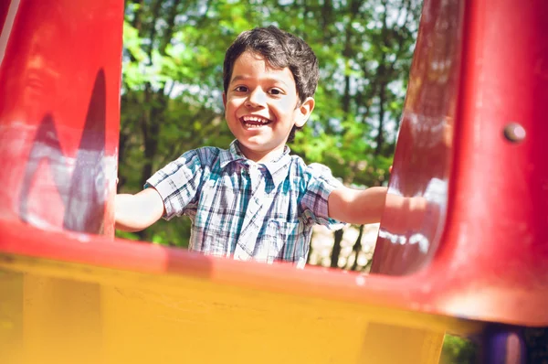 Porträt eines kleinen indischen Jungen im Freien lizenzfreie Stockfotos