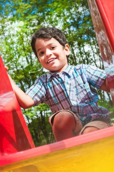 Porträt eines kleinen indischen Jungen im Freien lizenzfreie Stockbilder