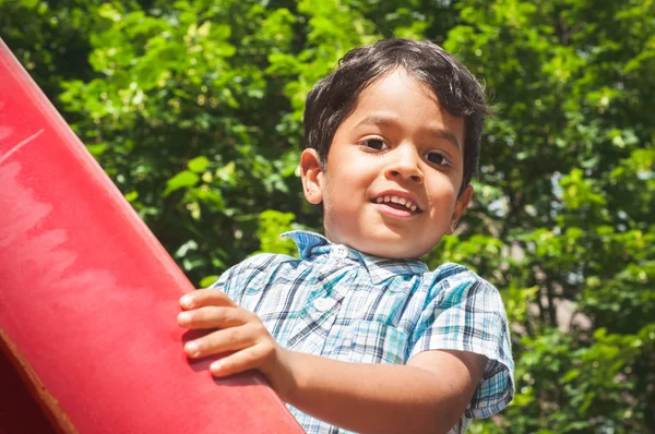 Porträt eines kleinen indischen Jungen im Freien — Stockfoto