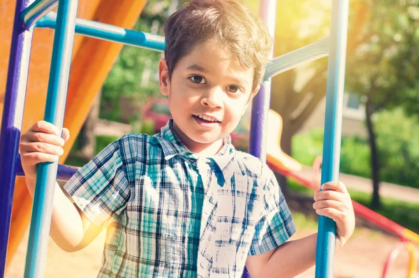 Porträt eines kleinen indischen Jungen im Freien Stockbild