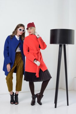 Kızlar kat poz Studio