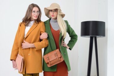 Kızlar kat poz Studio