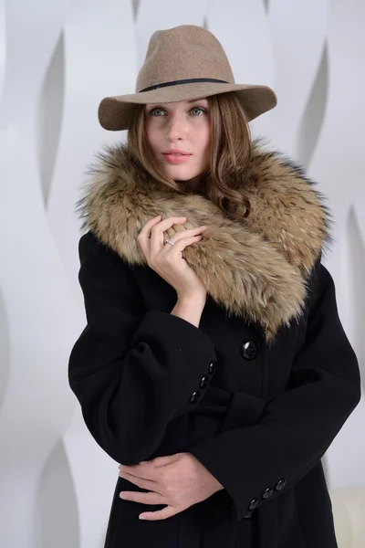 Dívka ve studiu pózuje na kabát — Stock fotografie