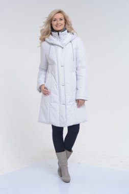 Genç kadın Beyaz önlük poz