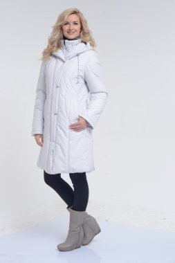 Genç kadın Beyaz önlük poz