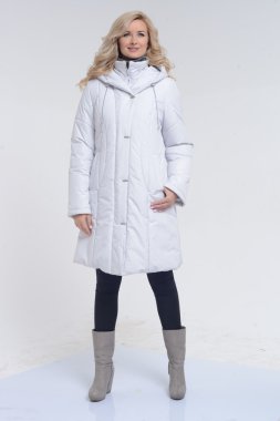 Genç kadın Beyaz önlük poz