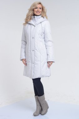 Genç kadın Beyaz önlük poz