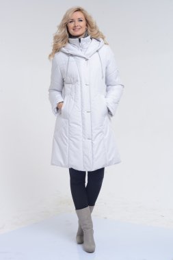 Genç kadın Beyaz önlük poz