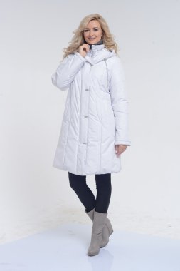 Genç kadın Beyaz önlük poz