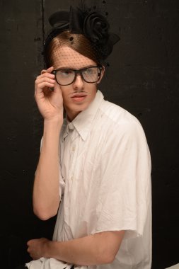 Genç adam dramatik görüntü