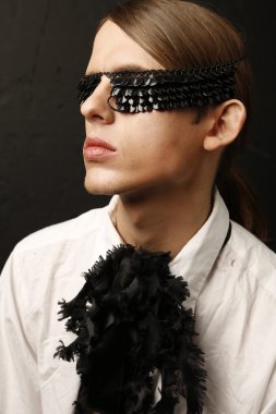 Genç adam dramatik görüntü