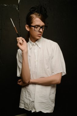 Genç adam dramatik görüntü