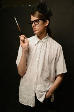 Genç adam dramatik görüntü