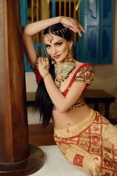 Girl in Indian national costume — Stock Photo, Image