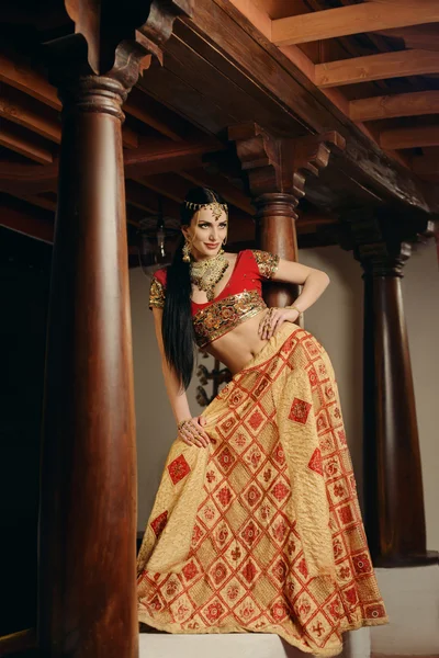 Menina em traje nacional indiano — Fotografia de Stock