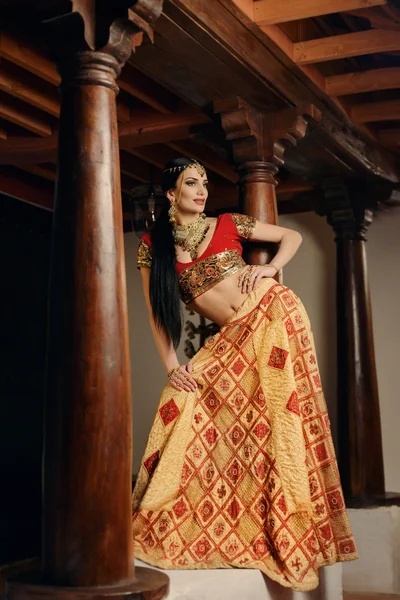 Chica en traje nacional indio —  Fotos de Stock