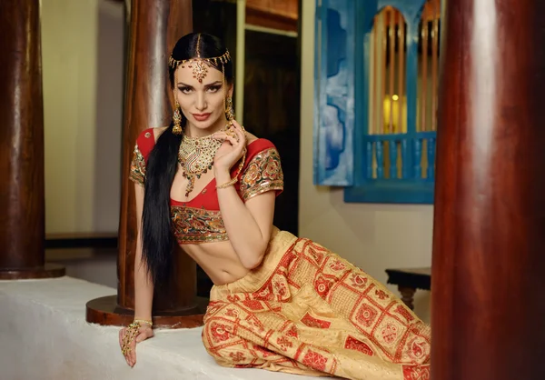 Κορίτσι με παραδοσιακή ινδική ενδυμασία — Φωτογραφία Αρχείου