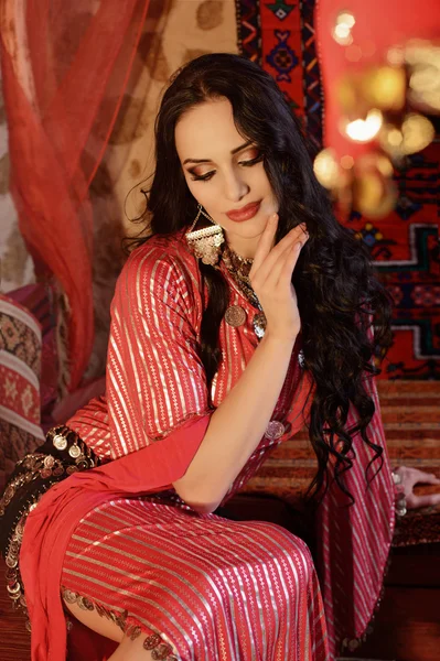 Chica en traje de baile árabe Imagen De Stock