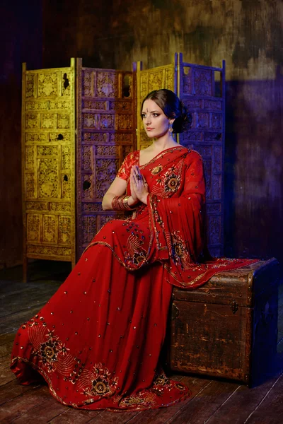 Young girl in Indian sari — Stock Photo, Image