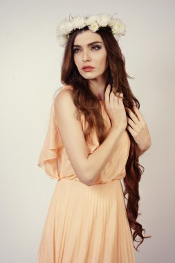 Youn kıza çiçek taç