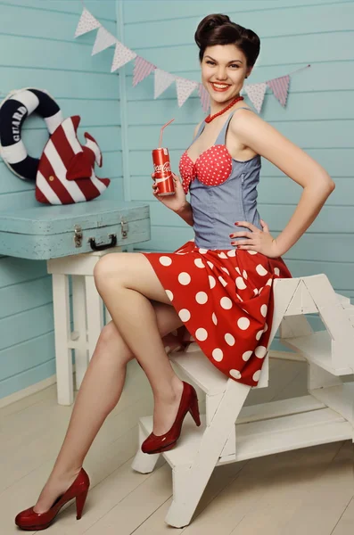 Chica joven vestida al estilo pin-up — Foto de Stock