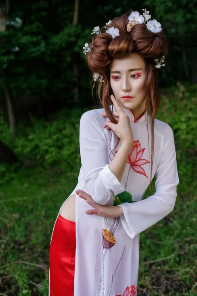 在 traditionan 服装亚洲女孩 — 图库照片