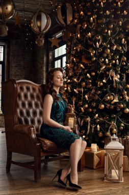 Noel ağacının arka planındaki kızıl saçlı kız retro tarzında